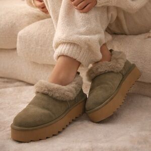 UGG Platform Slippers Olive Green Shearling Cozy Chunky Shoes Size 6